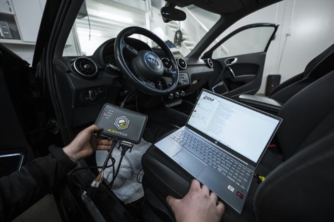 Un garage spécialisé dans la conversion de voitures ordinaires en A Traktors, le 28 février 2023, à Balsta, au nord-ouest de Stockholm, en Suède