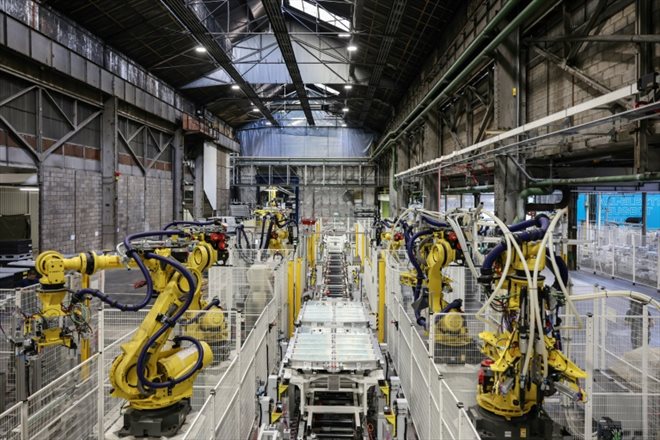 La ligne de production de la nouvelle Peugeot électrique e-3008 à l'usine Stellantis, le 12 septembre 2023 à Sochaux